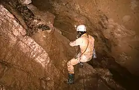 Le passage du Gicleur (-573 m) est ouvert dans le chevauchement (T13).