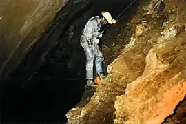 Joan Erra en progression dans le vide incliné du chevauchement vers -770 m (T2).