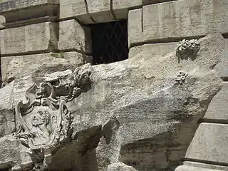 Travertin sculpté à la fontaine de Trevi (Rome).