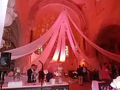 Décor de la chapelle pour un repas de mariage.