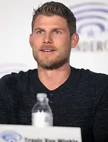 Travis Van Winkle interprète Cary.