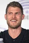 Travis Van Winkle interprète Danny Green.