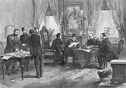 Représentation en noir et blanc de huit diplomates masculins affairés autour de deux tables à l'étude de documents dans un bureau.