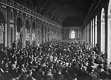 Les délégations signataires du traité de Versailles dans la galerie des glaces, Helen Johns Kirtland et Lucian Swift Kirtland, 1919.