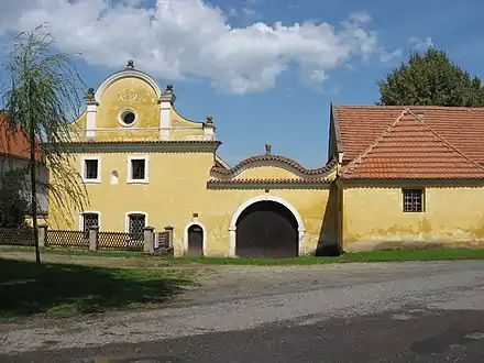 Architecture paysanne dite Selské baroko, car inspirée des formes baroques.