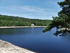 Le lac des Bariousses vu depuis le barrage de Treignac.