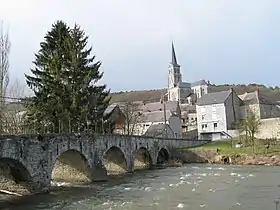 Le village de Treignes, son église et le vieux pont.