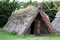 Planches de rive zoomorphes croisées dans un bâtiment de ferme reconstitué de la forteresse circulaire viking de Trelleborg, Danemark.