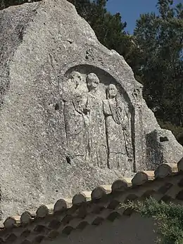 La stèle des Tremaie aux Baux-de-Provence, représentant Marius, son épouse et leur devineresse Marthe la Syrienne