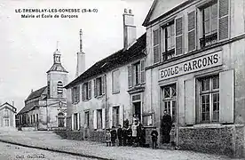 La mairie et l'école des garçons