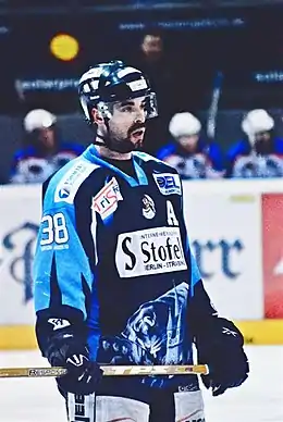 Photographie de Yannick Tremblay avec le maillot bleu des Straubing Tigers