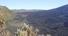 Vue du piton de Bert (à gauche) et de l'Enclos Fouqué à son pied (à droite) depuis le Nez Coupé du Tremblet.