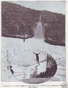 Deux photos. Un skieur saute bras écartés. Arrière plan de montagne avec saignée pour une piste.