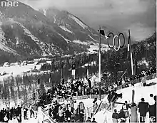 un homme pendant un saut à ski