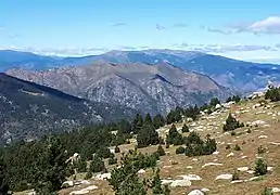 Les Tres Estelles vues du sud. Le pic de Tres Estelles est à droite, et Serrat de la Menta à gauche.