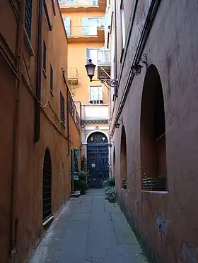 Au fond de la ruelle, l'entrée de l'oratoire