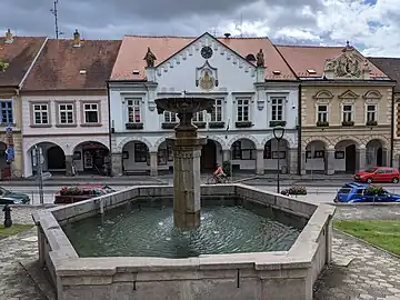 Fontaine et hôtel de ville.