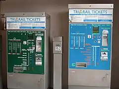 Distributeurs automatiques à la station de Tri-Rail, dans l'aire métropolitaine de Miami, États-Unis.