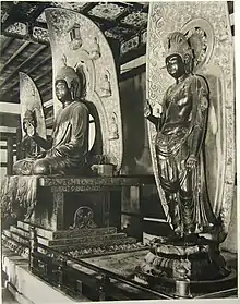 Triade de Yakushi Nyorai. Bronze doré; H. Yakushi Nyorai: image suivante, Bodhisattva: H. 3,18 m. Début VIIIe ? Yakushi-ji, Nara