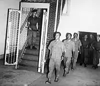 Trois des criminels de guerre japonais inculpés sont conduits dans leurs cellules sous la Cour suprême de Singapour.