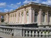 Le Grand Trianon côté cour - Jules Hardouin-Mansart - 1687 - Pierre de Saint-Leu - Les pilastres sont en marbre de Caunes-Minervois