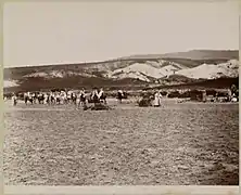 la Tribu des Béni-Ouragh lors d'un rassemblement d'une fête arabe en 1896 à Ammi Moussa, par ANOM Archives, 1895-1896.