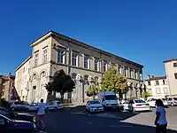 Photographie montrant le Tribunal d'instance de Thiers en gros plan, lieu où était situé la château du seigneur de Thiers jusqu'au XIXe siècle.