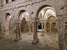 Tribune-jubé romane XIIe en marbre rose du Prieuré de Serrabona