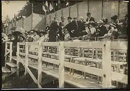 Cliché de la tribune d'Honneur à l'occasion d'une rencontre sportive organisée par la Ligue Girondine : des invités militaires du 18e Régiment d'Infanterie prennent place.