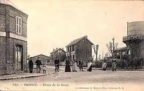 Ancienne carte postale de la place de la gare et du château d'eau