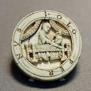 Pion de trictrac en ivoire, France, XIIe siècle.