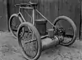 Tricycle à vapeur conçu et construit par Jules et Paul Cornu, à Lisieux, en 1901.