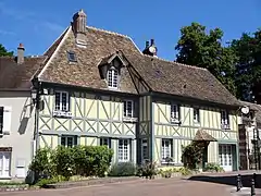 Maisons, place de l'Église.