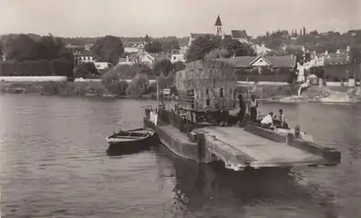 Le bac en service entre 1943 et 1956 pour remplacer le pont détruit.