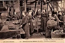 Carte postale ancienne en noir et blanc montrant des femmes au travail dans un atelier.