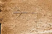 Photographie d'un « 4 » gravé dans une pierre de taille.