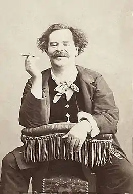 Homme accoudé sur une chaise au XIXe siècle