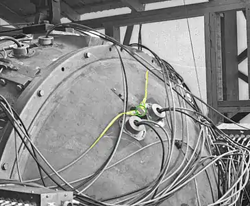 Même vue, avec détail de l’ensemble détonateur. En vert foncé, le booster explosif ; en vert clair les EBW ; en jaune, les câbles d’alimentation.