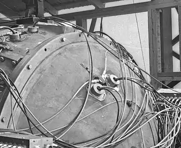 Vue d’un ensemble détonateur de Gadget. L’EBW est le dispositif en Y avec deux câbles parallèles à la surface. Les deux gros objets ronds dont sortent des câbles perpendiculaires à la surface sont des outils de diagnostic.