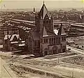 L'église de la Trinité en construction, vers 1875.