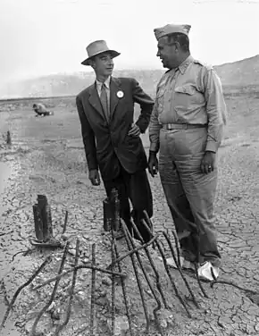 Le General officer Leslie Richard Groves et J. Robert Oppenheimer sur le site de l'explosion de Trinity en septembre 1945.