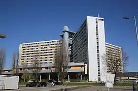 Photographie du bâtiment principal de l'hôpital Pellegrin, en trois parties de plusieurs dizaines d'étages.
