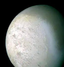 Photo de Triton, la surface apparaît grise.