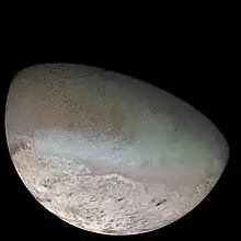 Image partielle de Triton, présentant une surface grisâtre.