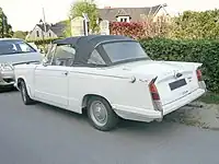 Une Triumph Herald décapotable.