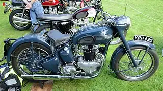 Speed Twin avec la nouvelle nacelle de phare, le porte paquet sur le réservoir et la suspension de moyeu (1949).