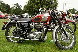 Bonneville T120 (1968). Boîte intégrée et frein avant à double came.