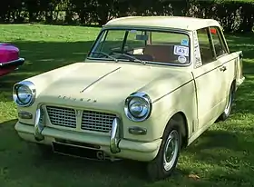 Triumph Herald 1200 Saloon qu'on aperçoit à aéroport