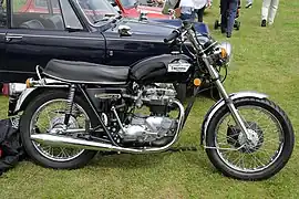 Bonneville T140 (1973). Frein avant à disque, frein arrière encore à tambour et sélecteur toujours à droite.