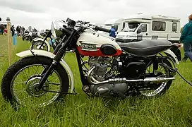 TR6A (1959),  avec échappement 2 en 1 bas.